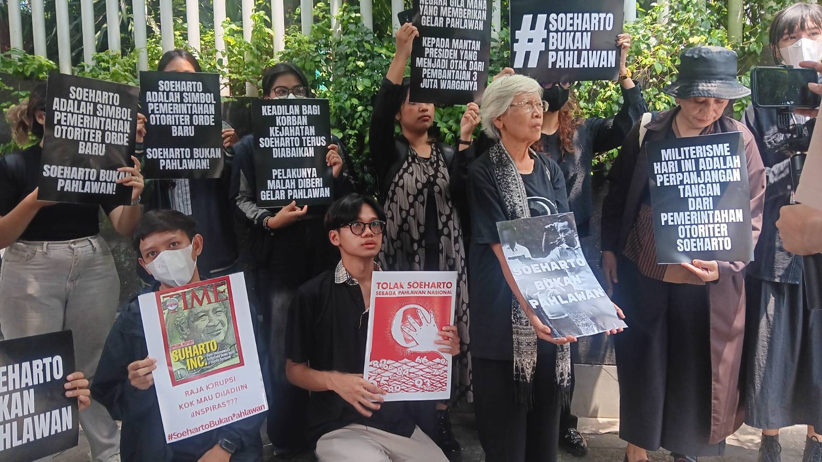 Sejarah Hitam Soeharto Bikin Warga Sipil Tolak Usul Golkar Beri Gelar Pahlawan
